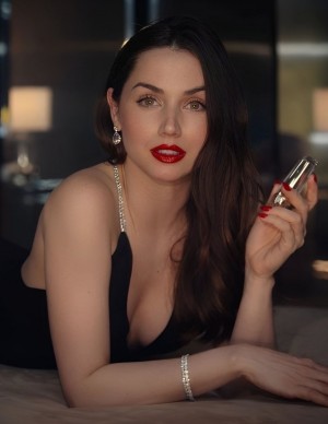 Shooting d'Ana de Armas pour le rouge à lèvres Esteé Lauder