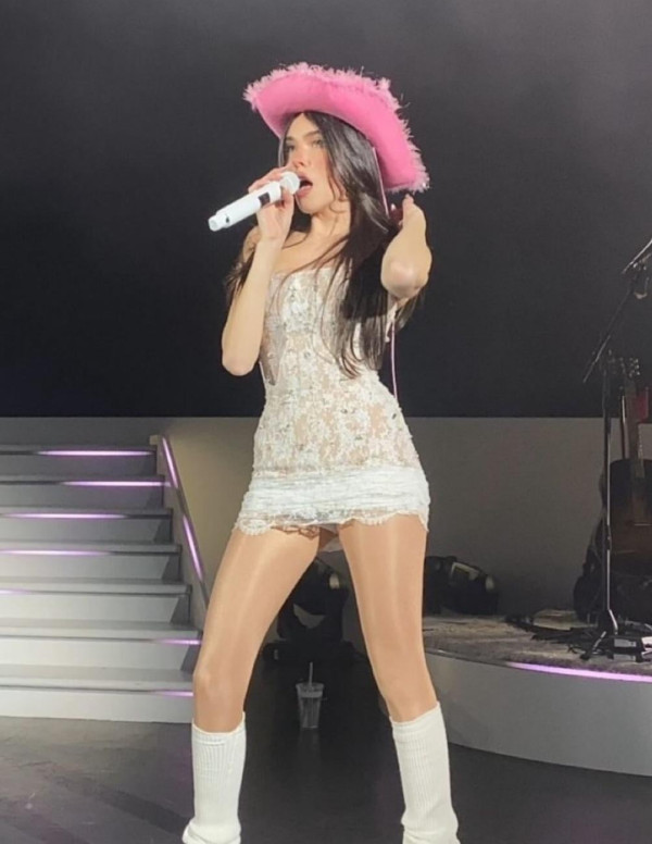 Madison Beer chapeau rose en concert à Londres
