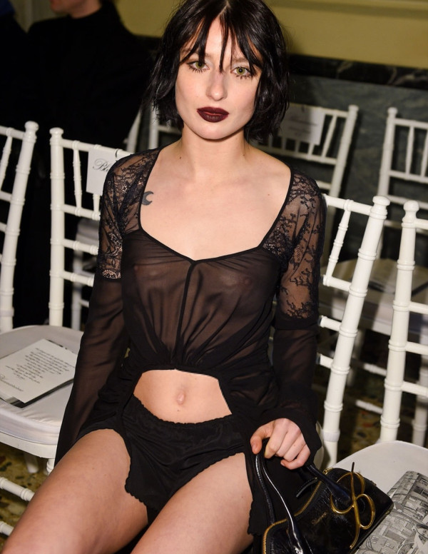 Alice Pagani sexy haut transparent au défilé Blumarine à Milan