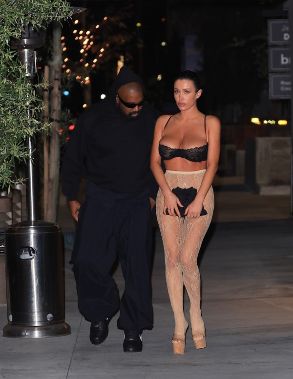 Bianca Censori oublie encore ses vêtements en soirée à Los Angeles
