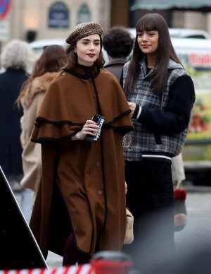 Lily Collins sur le tournage de la nouvelle saison d'Emily in Paris