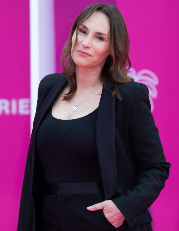 Vanessa Demouy sur le tapis rose du CannesSeries Festival à Cannes 