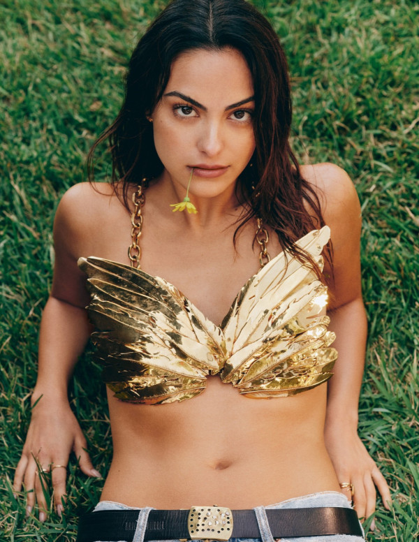 Camila Mendes dans Vogue magazine ( Mexique )
