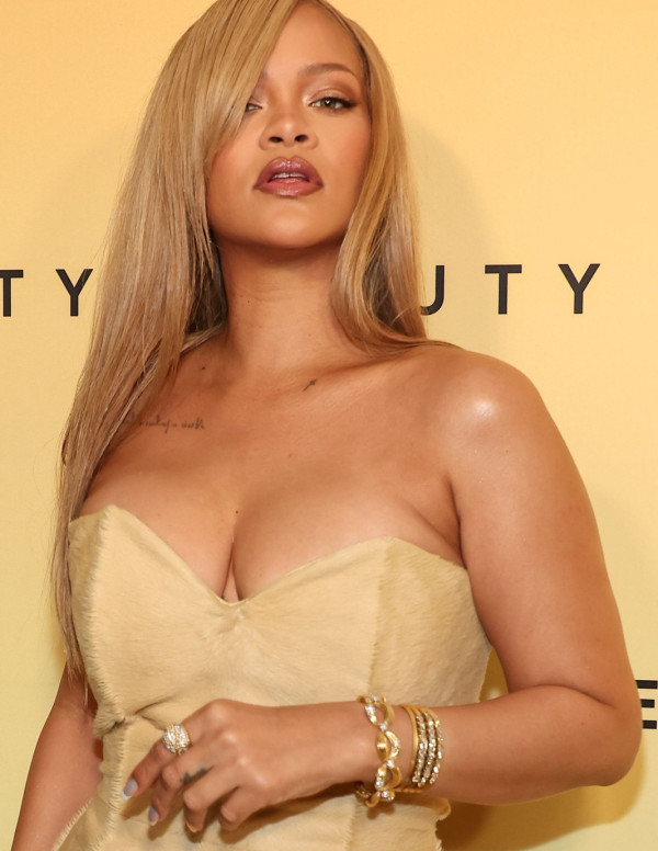 Rihanna sexy à la soirée Rihanna x Fenty Beauty