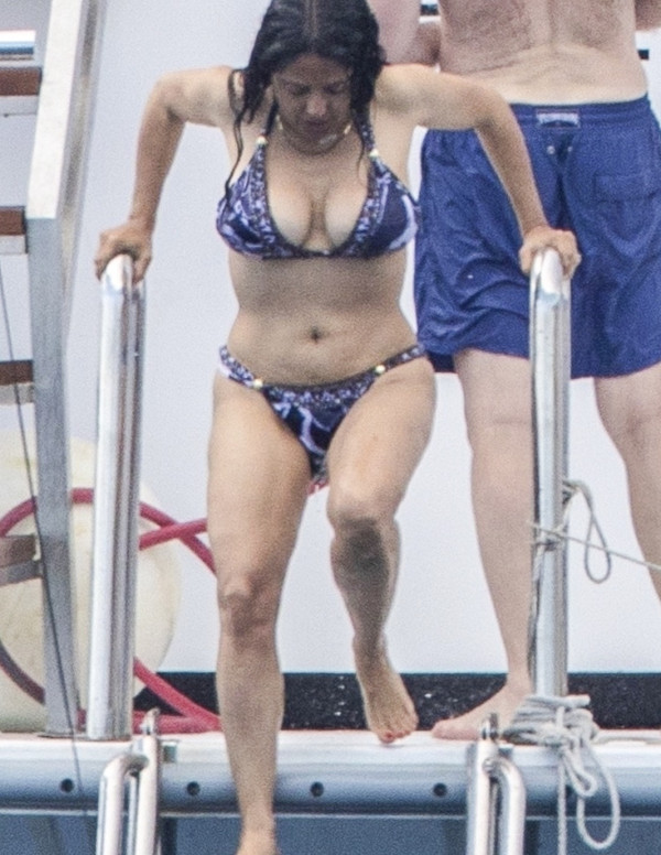Salma Hayek sur un yacht au Mexique
