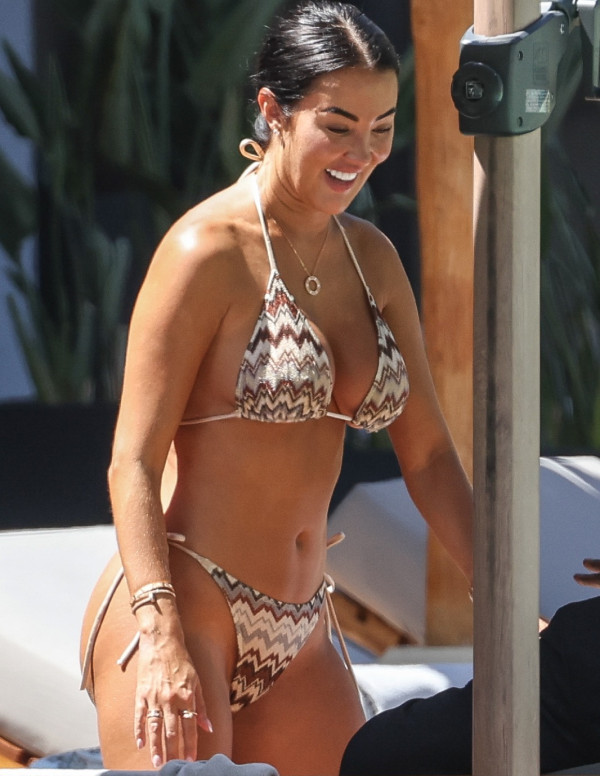 Yazmin Oukhellou en vacances à Ibiza