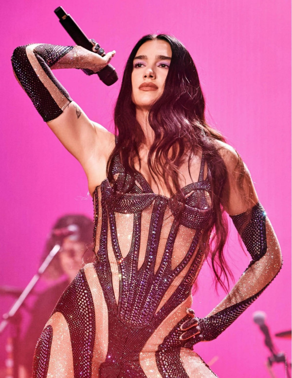 Dua Lipa dans le The Ultimate Fans Guide To Dua Lipa