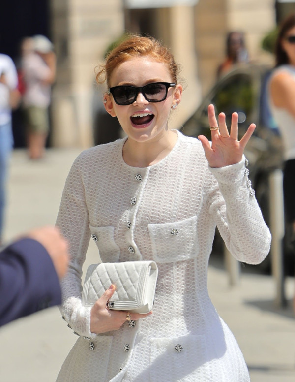 Sadie Sink illumine la Paris Fashion Week