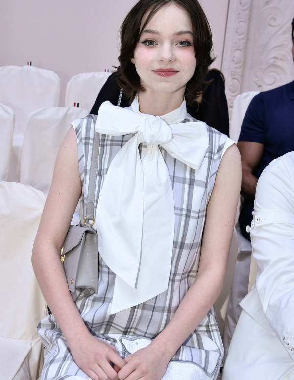 Emma Myers et l'art de l'élégance à la Paris Fashion Week