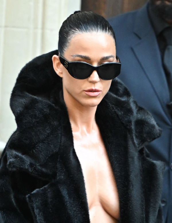 Katy Perry en mode espionne chic chez Balenciaga