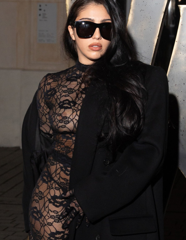 Lourdes Leon illumine la Fashion Week avec une élégance provocante