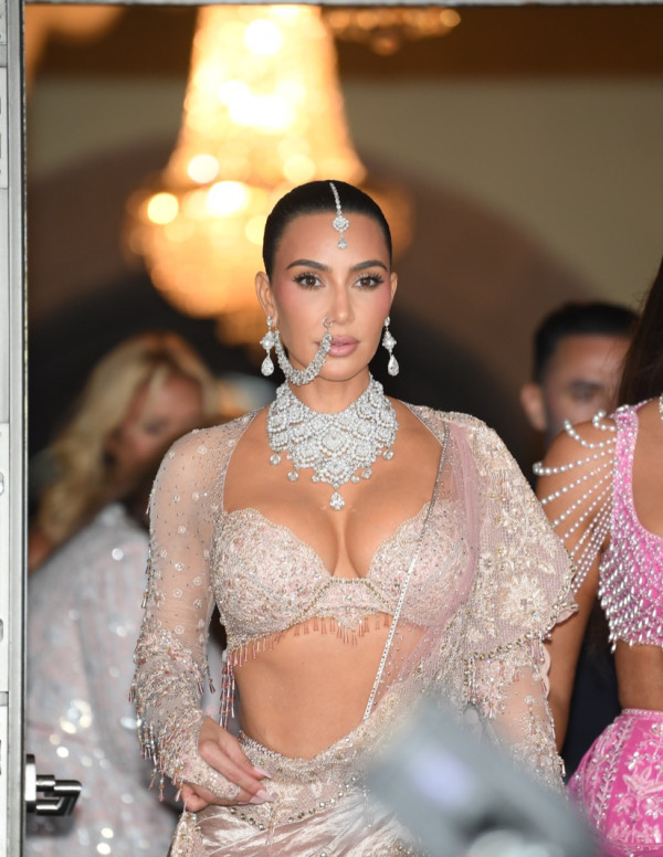 Kim & Khloe Kardashian éblouissent Bombay avec leur élégance scintillante