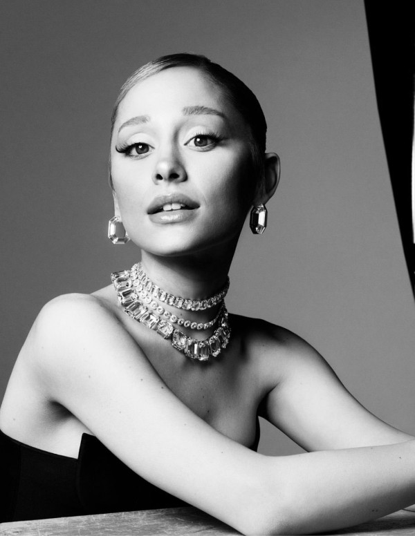 Ariana Grande brille en Swarovski : l'élégance 2024