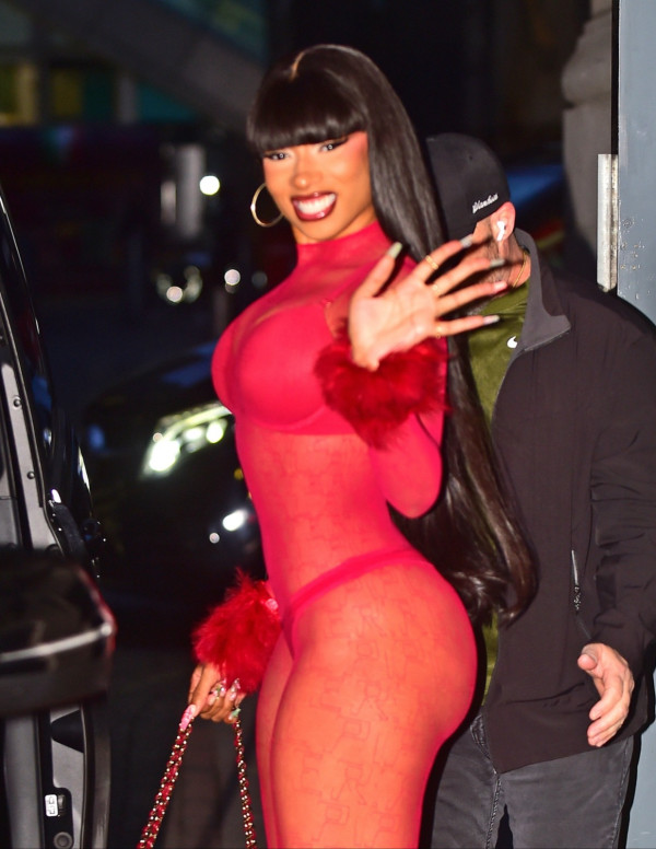 Megan Thee Stallion éblouit Manchester avec une tenue rouge incandescente