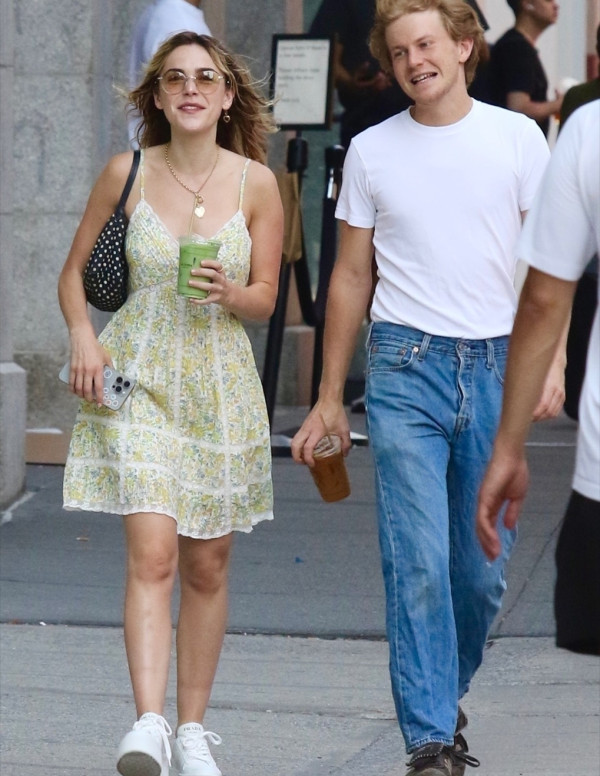 Kiernan Shipka se balade à Manhattan avec style et sérénité