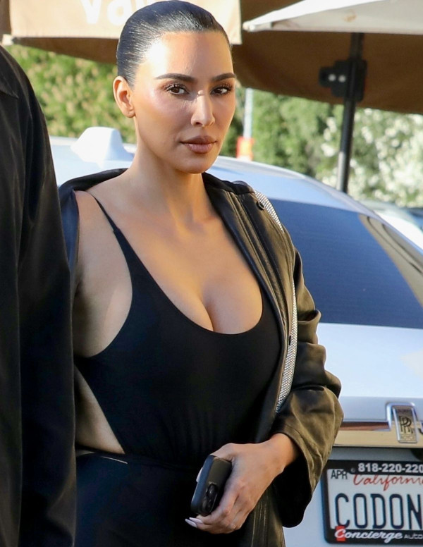 Kim Kardashian : La Reine du Noir domine Malibu à Nobu