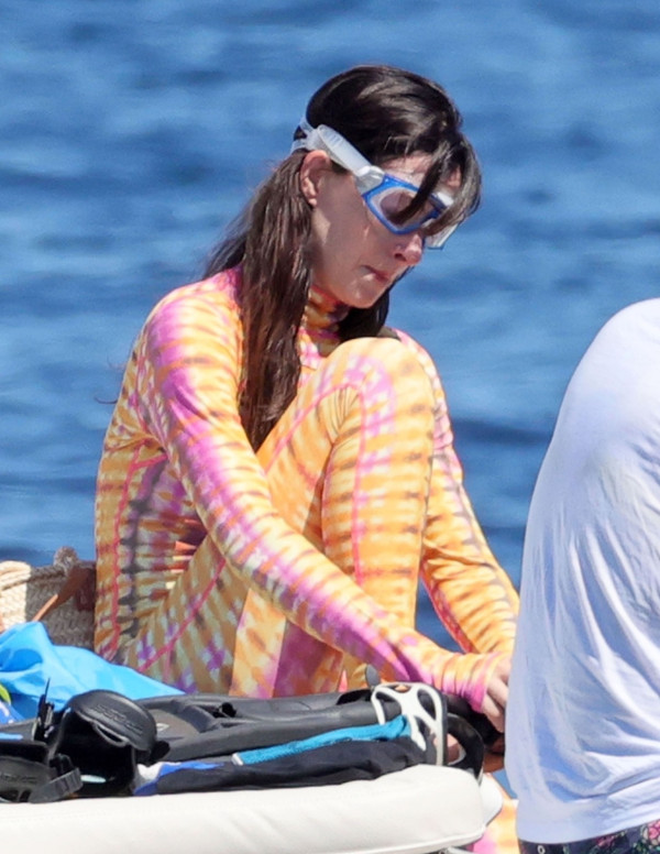 Anne Hathaway, ou comment allier chic et éclat en maillot intégral en Sardaigne