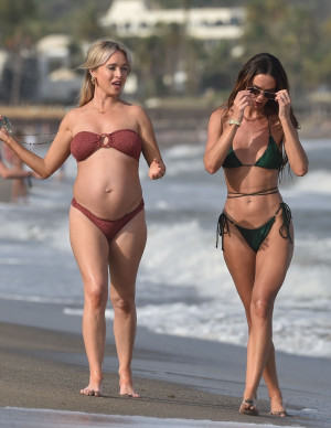 Duo chic à la plage : Jennifer et Jorgie en mode vacances