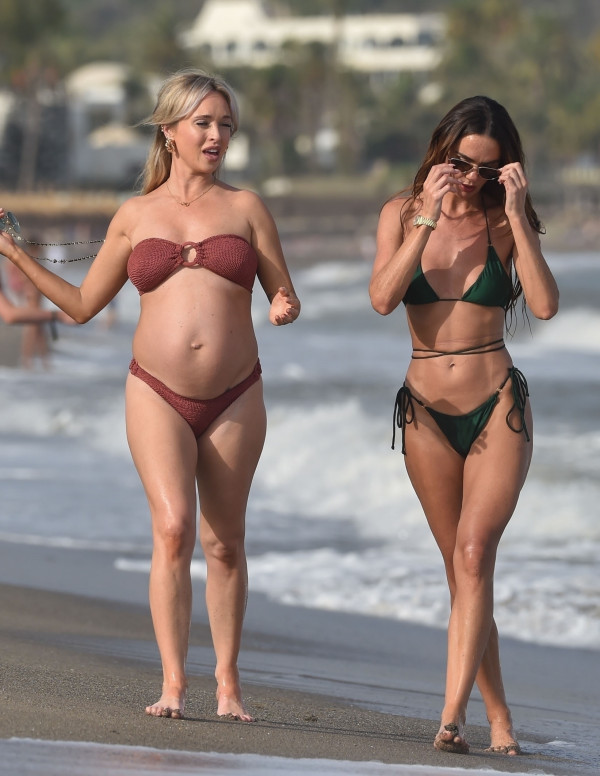 Duo chic à la plage : Jennifer et Jorgie en mode vacances