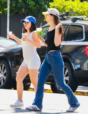 Caylee Cowan charme les trottoirs de Los Feliz avec audace