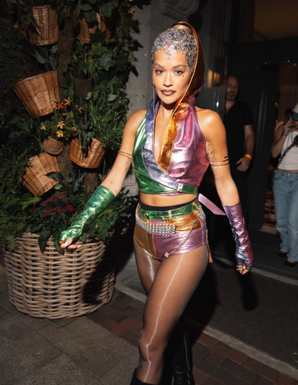 Rita Ora brille avant Manchester Pride : prêt(e) pour l'arc-en-ciel ?
