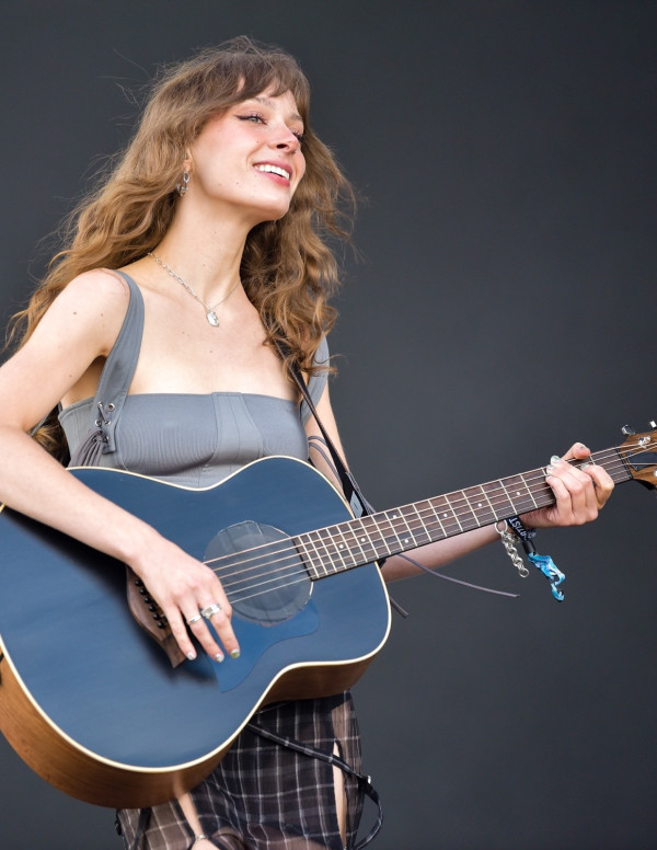 Guitare, glamour et guêtres : Holly Humberstone enflamme Southsea !