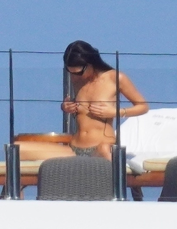 Soleil, mer et secrets : Vittoria Ceretti en bikini, tout en discrétion