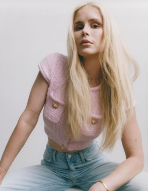 Erin Moriarty : Le chic décontracté en toute désinvolture