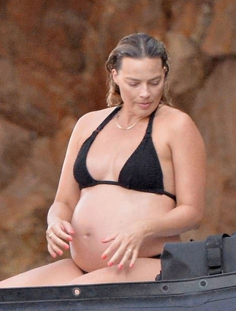 Margot Robbie profite du soleil italien avec style !