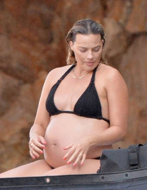 Margot Robbie profite du soleil italien avec style !