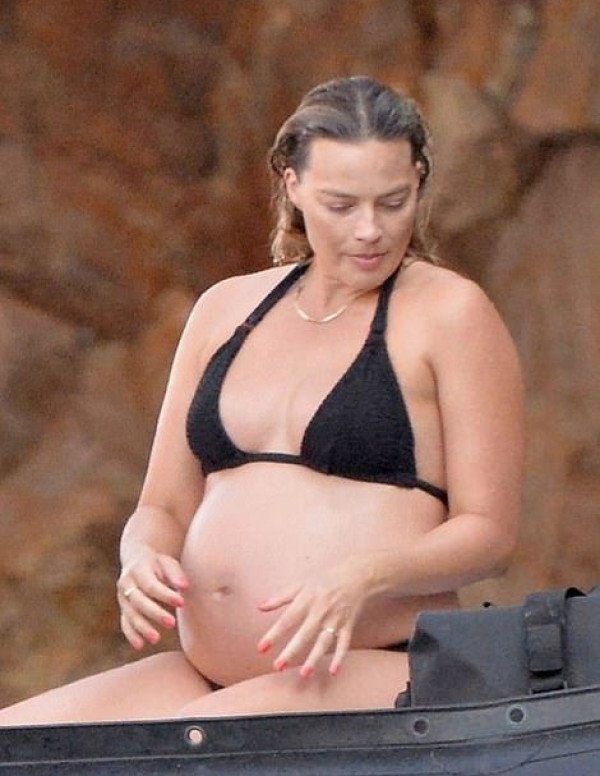 Margot Robbie profite du soleil italien avec style !