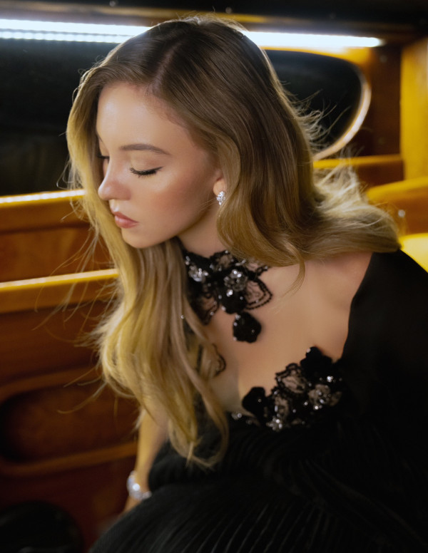 Sydney Sweeney - Ambiance sombre et paillettes pour Armani