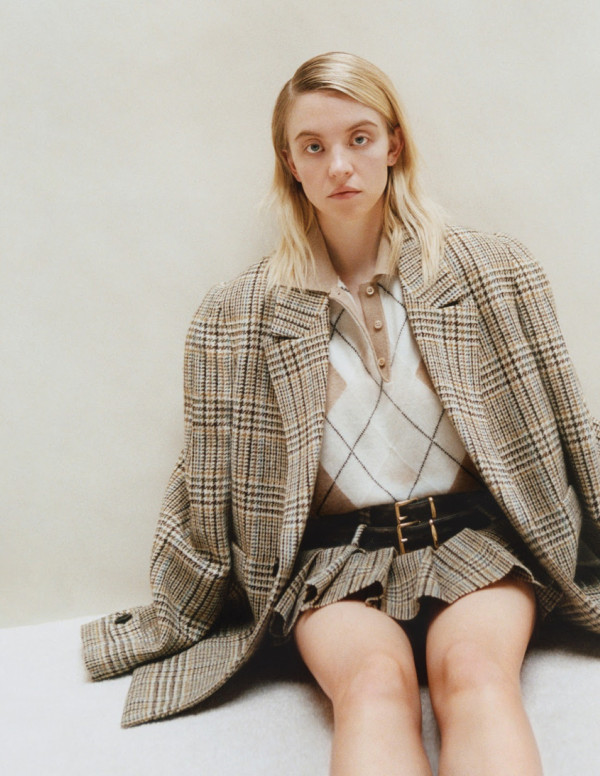 Sydney Sweeney, la muse de l’automne-hiver qui redéfinit le minimalisme chic