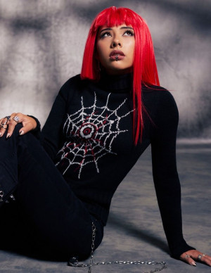 Xochitl Gomez, l'égérie rebelle de Hot Topic pour Social Collision 2024