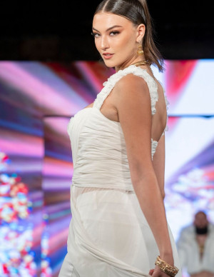 Rachel Pizzolato enflamme le défilé Art Hearts Fashion à New York