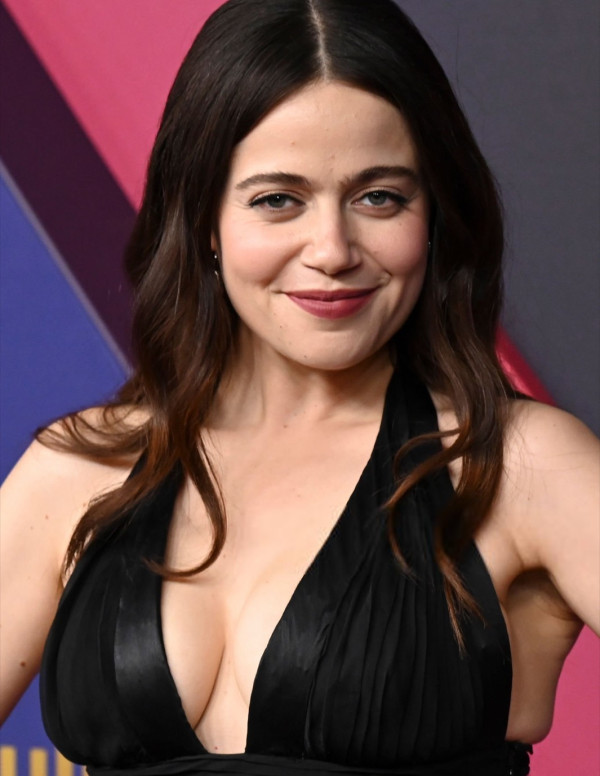 Molly Gordon : Élégance en noir sur le tapis rouge des Emmy Awards