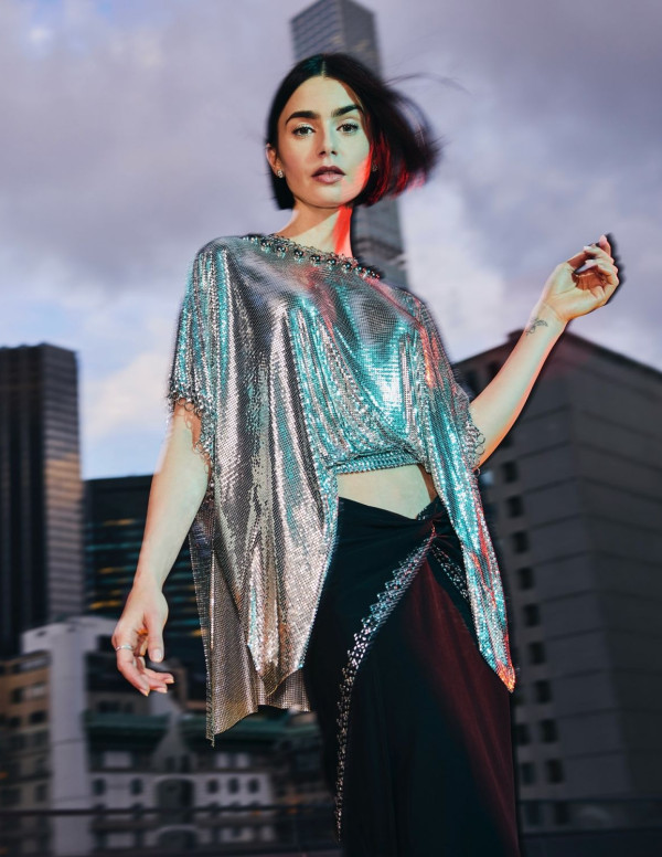 Lily Collins brille en diva futuriste pour Netflix