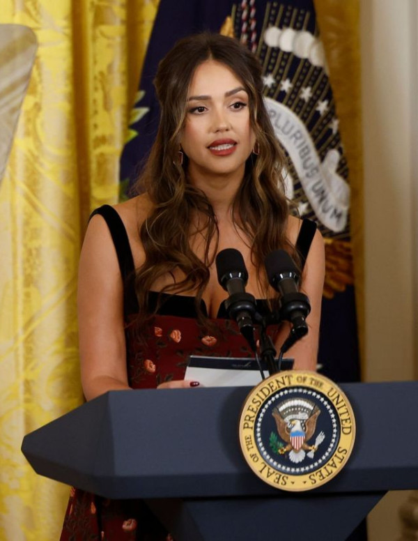 Jessica Alba rend hommage à l'héritage hispanique à la Maison Blanche