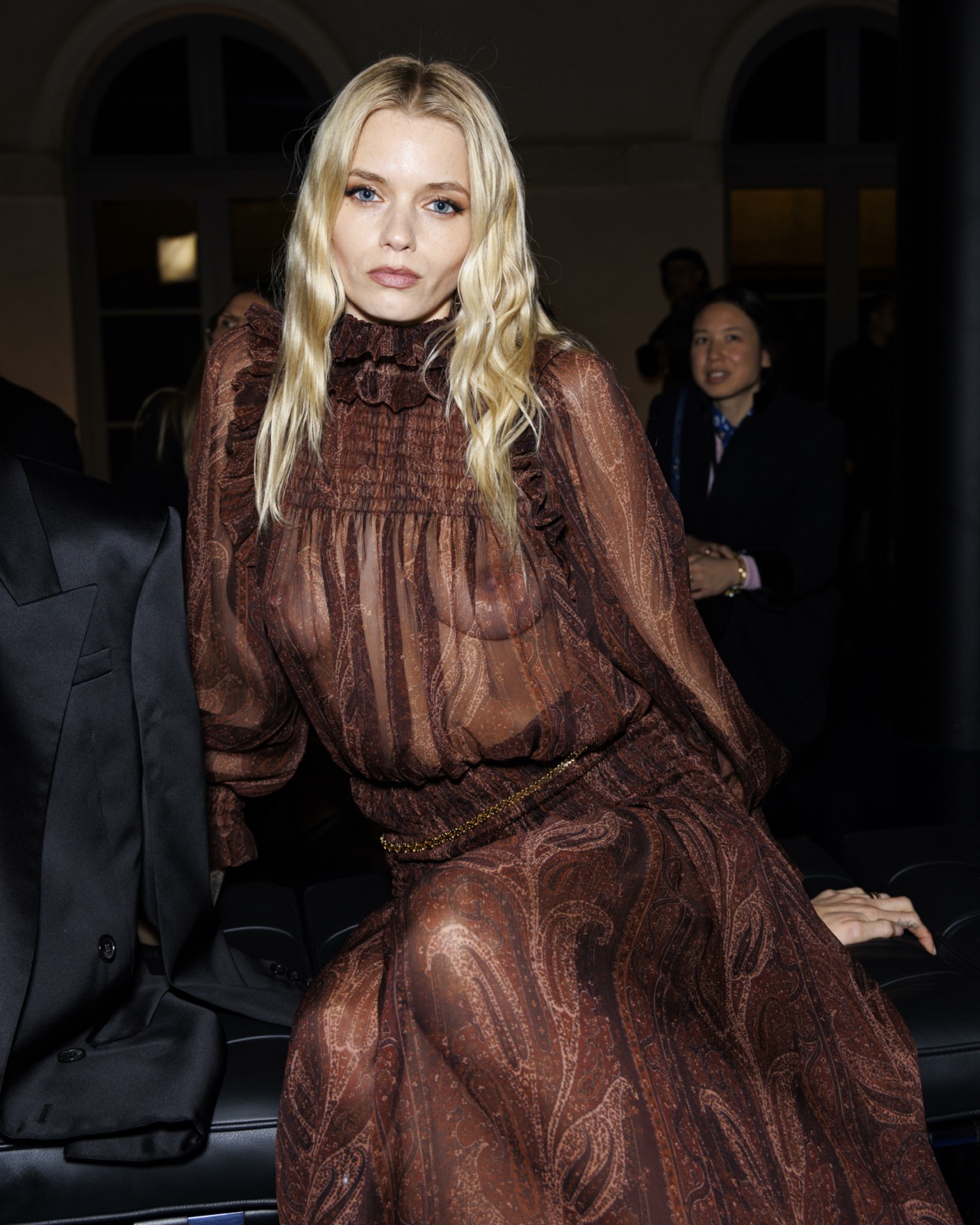 Abbey Lee Kershaw sexy au défilé Saint Laurent à la Paris Fashion Week