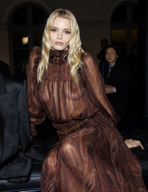 Abbey Lee Kershaw sexy au défilé Saint Laurent à la Paris Fashion Week
