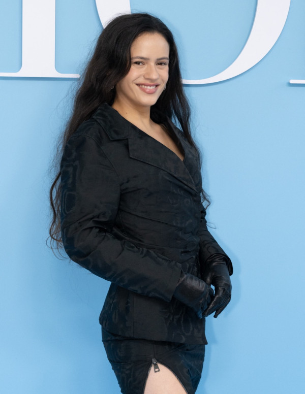Rosalia au défilé Christian Dior à la Paris Fashion Week
