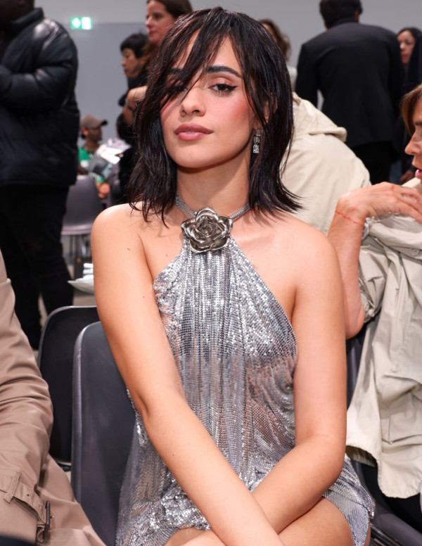 Camila Cabello au défilé Rabanne à la Paris Fashion Week