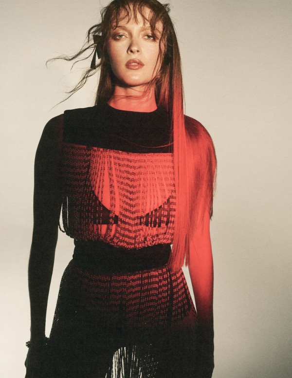 Larsen Thompson : entre ombre et lumière dans Numéro
