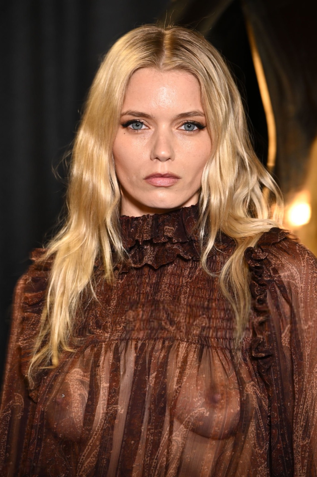 Abbey Lee Kershaw transparence au défilé Saint Laurent