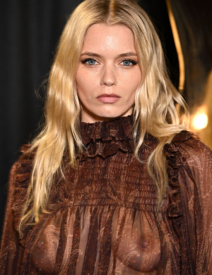 Abbey Lee Kershaw transparence au défilé Saint Laurent