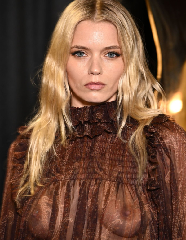 Abbey Lee Kershaw transparence au défilé Saint Laurent