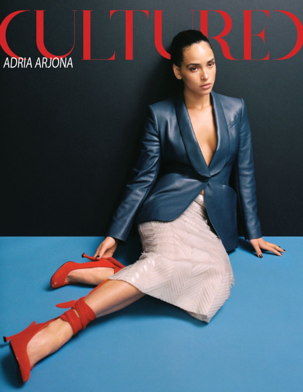 Adria Arjona : La Reine du Minimalisme dans Cultured Magazine