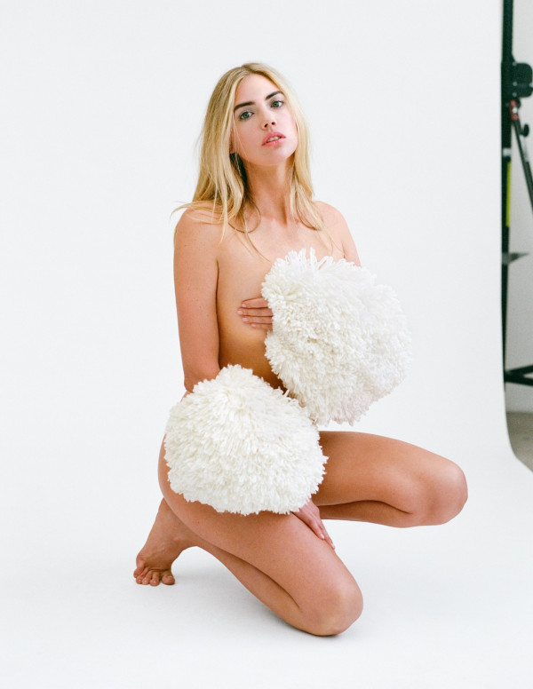 Kate Upton dans CR Fashion Book : L'Art du Minimalisme Vestimentaire