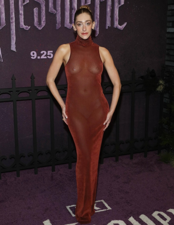 Micaela Diamond en toute transparence à la première de Grotesquerie