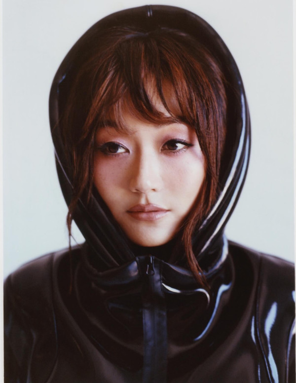 Karen Fukuhara ou l'art de la pose florale pour Modernroad magazine